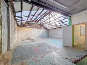 Entrepôt de ± 116 m² avec caves de ± 100 m²