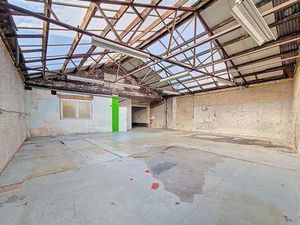 Entrepôt de ± 116 m² avec caves de ± 100 m²