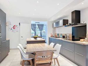 Spacieuse maison rénovée idéalement située.