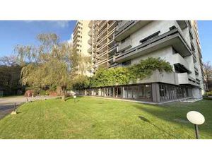 Bureaux de plain-pied à vendre le long du Singel à Anvers.