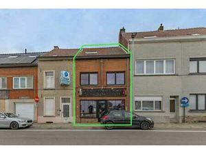 Une maison de commerce bien situéé avec une grande terasse