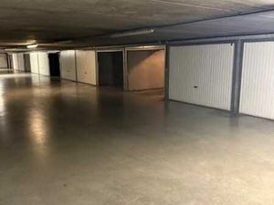 Box garage fermée en vente au cœur d'Ostende.