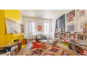 T3 67 33 m² avec parquet et cheminées