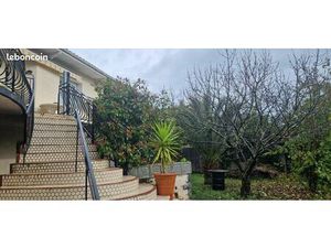 Maison individuelle avec garage et jardin arboré