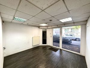 Local commercial avec vitrine à 5min du RER B