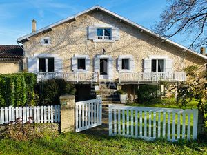 AV Maison en pierre à Bassillac et Auberoche 10 pièce(s) 242 m2