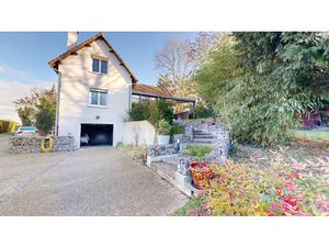 BAZEMONT  Superbe maison édifiée sur 2117m2 de terrain clos.