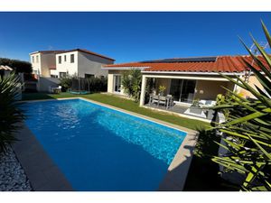 SUPERBE MAISON AVEC PISCINE ET GARAGE - BROUILLA