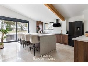 Maison en pierre de caractère à la rénovation contemporaine