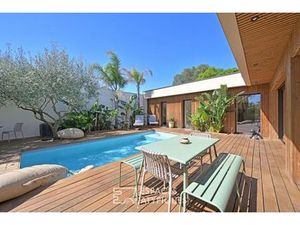 Élégante Maison de Plain-Pied en Bois avec Piscine et Jardin Verdoyant à la Tour Magne