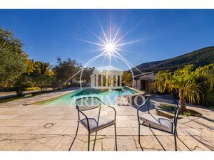 Maison d'exception de type 11 de 228m2 habitable sur une par