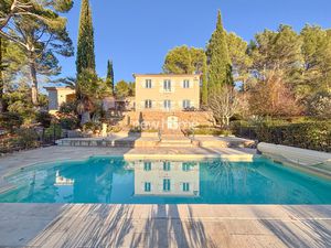 Bastide provençale de 160 m2 sur un terrain d'un hectare ave