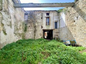 Maison de village à réhabiliter avec jardin clos