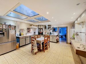 MAISON DE VILLAGE HABITABLE AVEC GRANDES DÉPENDANCES