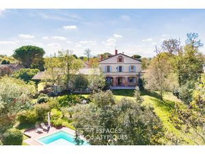 Ancienne école de caractère avec gîte et parc au bord du lac à Launac