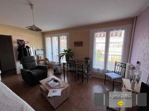 A Dourdan  Appartement F1 avec balcon  garage et cave  proche commerces