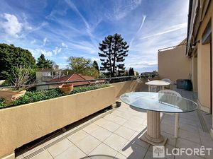 Spacieux deux pièces limitrophe Roquebrune Cap Martin - grande terrasse  vue dégagée  cave