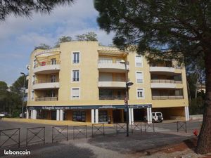 Garage fermé 14 M2 centre Saint Aygulf