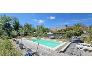 A Rocamadour belle longère avec piscine avec une superbe vue.