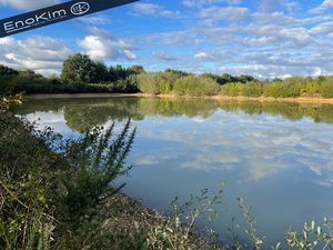 Terrain avec un bel étang.