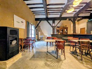 Bâtiment offrant de nombreuses possibilités d’exploitation en plein centre du village de M