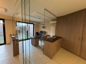 Uniek kantoorgebouw met duplex appartement te koop