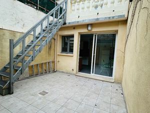 À Villeneuve-sur-Lot Maison de ville avec cour et terrasse.