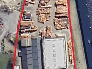 Industriële site met kantoorgebouw en hallen