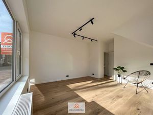 Lichtrijke handels-/ kantoorruime te koop te Sint-Amandsberg