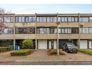 In de wijk 'Langbaanvelden' ligt deze te renoveren bel-étagewoning met 3 tot 4 slks  garag