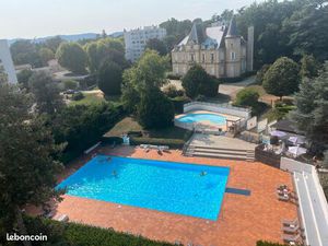 Vends appartement dernier étage vue piscine et château