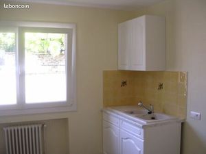 Loue F3  75 m²  refait  standing au CV  1er étage  Idéal couple ou personnes agées  calme 