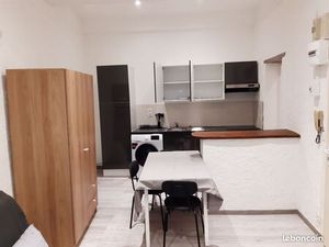 Studio meublé rénové – centre de Lorgues – belle hauteur sous plafond