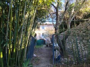 Maison en pierres avec jardin