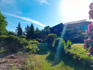 Propriété avec dépendances  traversée par une rivière