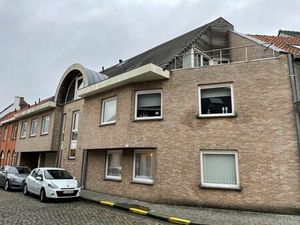 GELIJKVLOERSAPPARTEMENT MET TERRAS EN GARAGE IN HET CENTRUM VAN TIELT.