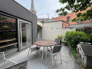 Instapklare gezellige rijwoning in centrum van de stad met binnentuin en garage