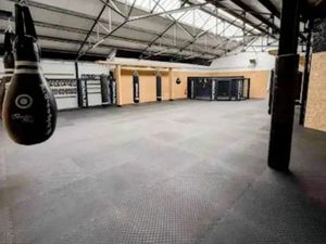 A VENDRE - LOCAUX D'ACTIVITÉS OCCUPÉS - 430 M2 - SAINT-QUENTIN