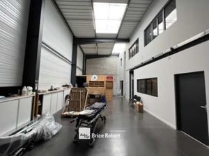 A vendre ou à louer - Local d'activités composé de bureaux aménagés et climatisés sur 2 ni