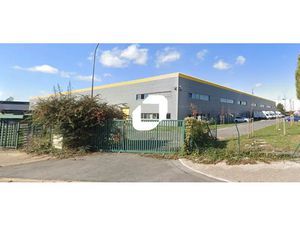 Bâtiment indépendant disposant de nombreux quais à proximité de Paris Nord 2