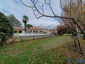 Villa De Standing Sur 2500 M² De Terrain Avec Piscine