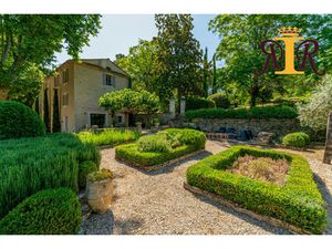 Authentique bastide provençale de charme sur un terrain paysag?