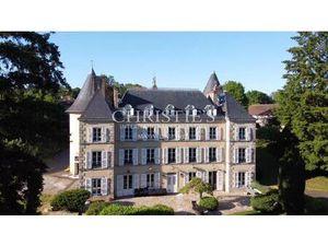 Offert par Napoléon Iii  ce château de campagne magnifiquement décoré se situe à seulement