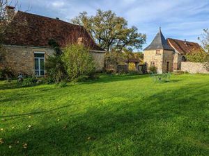Excideuil - Maison bourgeoise et dépendances sur 3 6 hectares avec vue dégagée