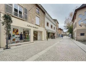 Rue Pietonne Bourgoin a Louer local de 115  8m2