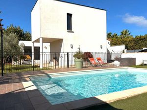 Clarensac  villa 167m²  4 chs +1P2 + 1 bureau indépendant  piscine sur 710m² de terrain