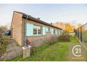 Bungalow à rafraîchir avec grand jardin et garage à Koningsl