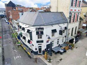 Immeuble commercial situé plein centre de Wavre!