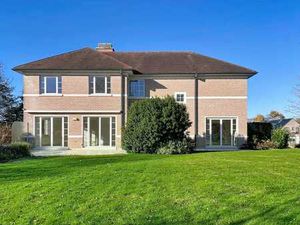 Villa bi-familiale de +-400m² (Villa + appartement + bureau)