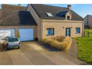 Villa 2009  5 chbres  2 SDB et 2 garages dans quartier prisé